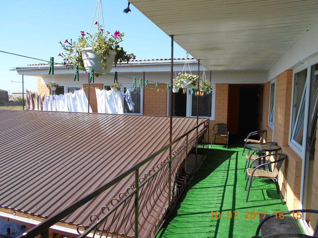 Lastochka Hotel Zaliznyy Port Exterior photo