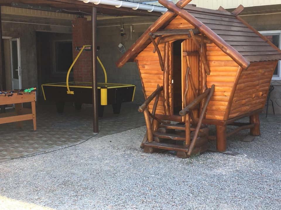 Lastochka Hotel Zaliznyy Port Exterior photo